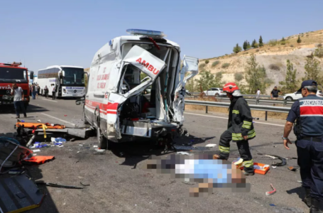 Zincirleme Trafik Kazası: Gazeteciler, İtfaiye ve Sağlık Görevlileri ile Birlikte 15 Kişi Hayatını Kaybetti!